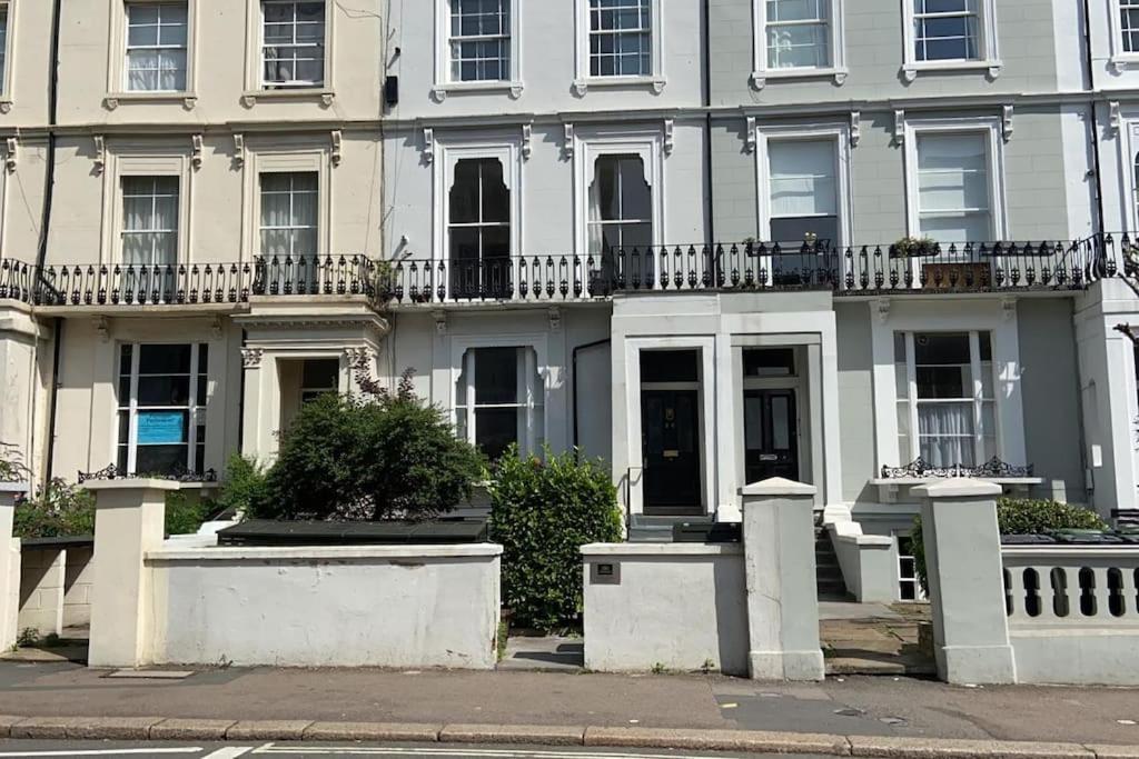 Gorgeous 2 Bedroom Flat In Charming Swiss Cottage 런던 외부 사진
