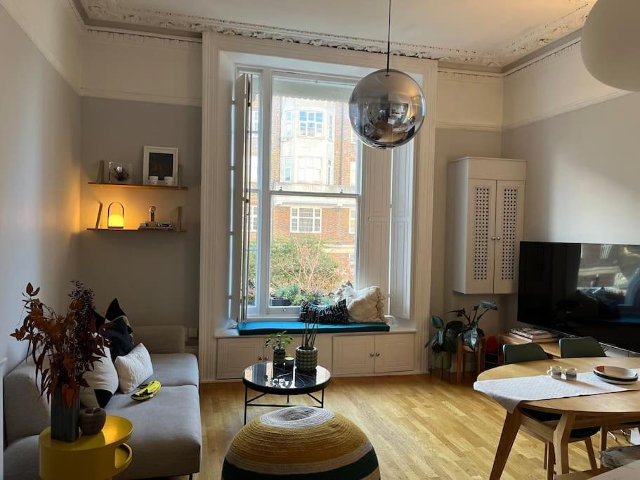 Gorgeous 2 Bedroom Flat In Charming Swiss Cottage 런던 외부 사진