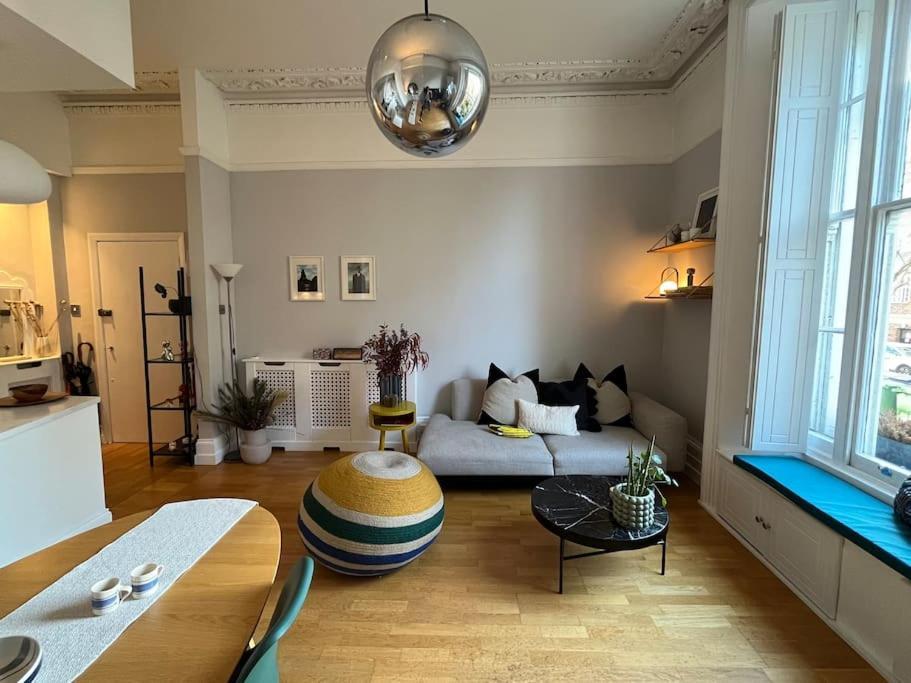 Gorgeous 2 Bedroom Flat In Charming Swiss Cottage 런던 외부 사진