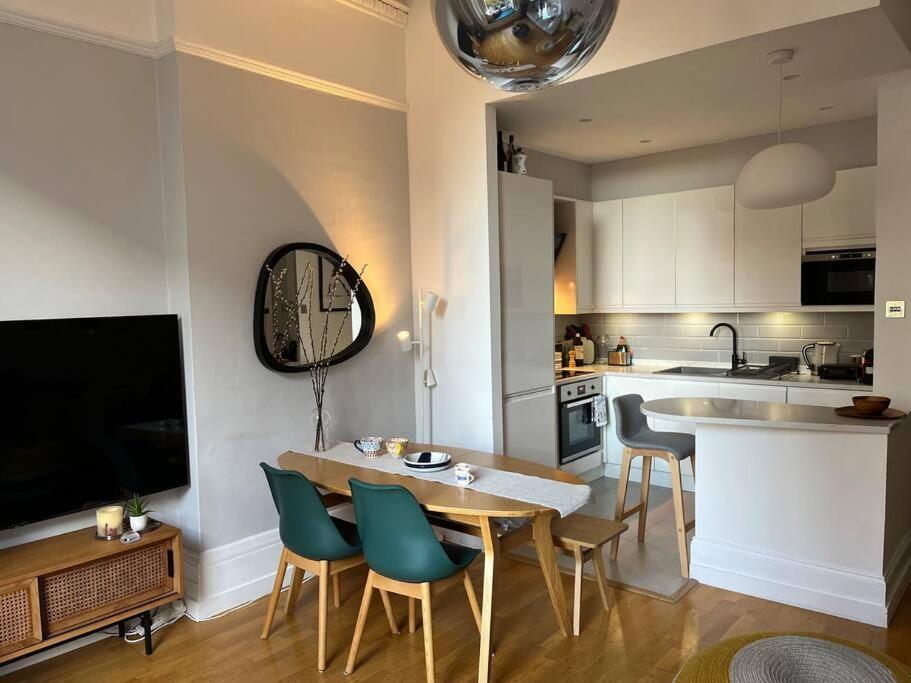 Gorgeous 2 Bedroom Flat In Charming Swiss Cottage 런던 외부 사진
